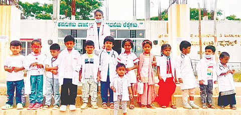 ವಿದ್ಯಾಧಾರೆ ಇಂಟರ್ ನ್ಯಾಷನಲ್ ಶಾಲೆಯಲ್ಲಿ ವಿದ್ಯಾರ್ಥಿಗಳು ವೈದ್ಯರ ವಸ್ತ್ರಧರಿಸಿರುವುದು. 