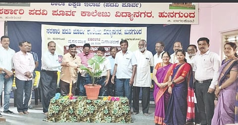 ಹುನಗುಂದ ಸರ್ಕಾರಿ ಪದವಿ ಪೂರ್ವ ಕಾಲೇಜಿನಲ್ಲಿ ನಡೆದ ಕಾಲೇಜ್ ಒಕ್ಕೂಟ ಹಾಗೂ ಪಠ್ಯೇತರ ಚಟುವಟಿಕೆಗಳ ಉದ್ಘಾಟನೆ ಹಾಗೂ ವ್ಯಸನಮುಕ್ತ ದಿನಾಚರಣೆ ಕಾರ್ಯಕ್ರಮವನ್ನು ಕಾಲೇಜ್ ಅಭಿವೃದ್ಧಿ ಸಮಿತಿ ಹಿರಿಯ ಸದಸ್ಯ ಚಂದ್ರಶೇಖರ ಚಟ್ನಿಹಾಳ ಉದ್ಘಾಟಿಸಿದರು. ನಿವೃತ್ತ ಉಪನ್ಯಾಸಕ ಸಿದ್ದಲಿಂಗಪ್ಪ ಬೀಳಗಿ ಸೇರಿ ಗಣ್ಯರು ಉಪಸ್ಥಿತರಿದ್ದರು.