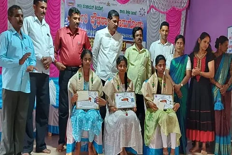 ಕಾನುಗೋಡು ಗ್ರಾಮದ ಪ್ರೌಢಶಾಲೆಯಲ್ಲಿ ಎಸ್‌ಎಸ್‌ಎಲ್‌ಸಿಯಲ್ಲಿ ಅತ್ಯುನ್ನತ ಶ್ರೇಣಿಯಲ್ಲಿ ಪಾಸಾದ ವಿದ್ಯಾರ್ಥಿಗಳನ್ನು ಗೌರವಿಸಲಾಯಿತು. ಫಾ. ರೆವರೆಂಡ್ ಪಿಂಟೋ, ಶಂಕರ ಐತಾಳ್, ಗಣೇಶ್, ಅಶ್ವಿನ್‌ಕುಮಾರ್, ಭವ್ಯಾ ಇತರರಿದ್ದರು.