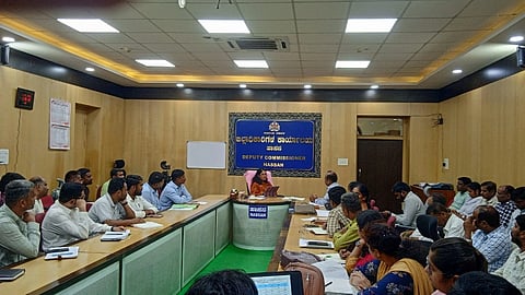 ಜಿಲ್ಲಾಧಿಕಾರಿ ಕಚೇರಿ ಸಭಾಂಗಣದಲ್ಲಿ 2026-27 ನೇ ಸಾಲಿನ ಮುಂಗಾರು ಹಂಗಾಮಿಗೆ ಬಿತ್ತನೆ ಬೀಜ ಮತ್ತು ರಸಗೊಬ್ಬರ ವಿತರಣೆ ಕುರಿತು ಸಭೆ ನಡೆಸಿ ಡಿಸಿ ಲತಾಕುಮಾರಿ ಮಾತನಾಡಿದರು. ಜಂಟಿ ಕೃಷಿ ನಿರ್ದೇಶಕ ರಮೇಶ್, ಉಪ ನಿರ್ದೇಶಕಿ ಕೋಕಿಲಾ, ರಸಗೊಬ್ಬರ, ಬಿತ್ತನೆ ಬೀಜ ವಿತರಕರು ಇದ್ದರು.