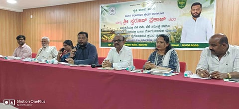  ಹಾಸನದ ಕೃಷಿ ಇಲಾಖೆ ಕಚೇರಿಯಲ್ಲಿ ಆಯೋಜಿಸಿದ್ದ ಸಮಾಲೋಚನಾ ಸಭೆಯಲ್ಲಿ ಶಾಸಕ ಸ್ವರೂಪ್ ಪ್ರಕಾಶ್ ಮಾತನಾಡಿದರು. ಆಶಾ, ವನಿತಾ, ಲಕ್ಷ್ಮೀಬಾಯಿ, ಪ್ರೀತಿ, ವೀಣಾ, ಕುಮಾರಸ್ವಾಮಿ, ನೀಲಮ್ಮ,  ಗೀತಾ ಇತರರಿದ್ದರು.