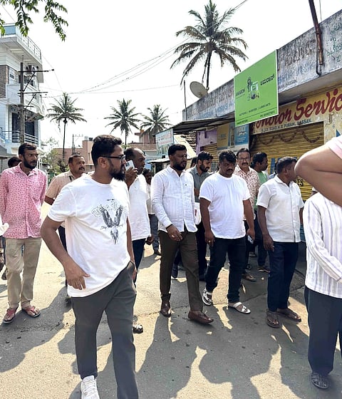 ಹಾಸನದ ಹೊಯ್ಸಳ ನಗರ ಹಾಗೂ ಬೀರನಹಳ್ಳಿಕೆರೆ ಬಡಾವಣೆಗಳಿಗೆ ಶಾಸಕ ಎಚ್.ಪಿ. ಸ್ವರೂಪ್ ಪ್ರಕಾಶ್ ಅಧಿಕಾರಿಗಳೊಂದಿಗೆ ಭೇಟಿ ನೀಡಿ ಪರಿಶೀಲನೆ ನಡೆಸಿದರು. ಪಾಲಿಕೆ ಆಯುಕ್ತ ಕೃಷ್ಣಮೂರ್ತಿ ಇತರರು ಇದ್ದರು. 