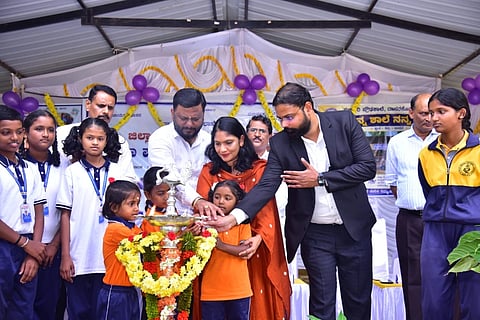 ಹರಳಹಳ್ಳಿ ಸರ್ಕಾರಿ ಪ್ರೌಢಶಾಲೆಯಲ್ಲಿ ನಡೆದ ಜಿಲ್ಲಾ ಮಟ್ಟದ 2026-27ನೇ ಸಾಲಿನ ಶಾಲಾ ಪ್ರಾರಂಭೋತ್ಸವ ಕಾರ್ಯಕ್ರಮವನ್ನು ಗಣ್ಯರು ಉದ್ಘಾಟಿಸಿದರು. ಶಾಸಕ ಸ್ವರೂಪ ಪ್ರಕಾಶ್, ಜಿಲ್ಲಾಧಿಕಾರಿ ಲತಾ ಕುಮಾರಿ,  ಶಾಲಾ ಶಿಕ್ಷಣ ಇಲಾಖೆಯ ಉಪನಿರ್ದೇಶಕರಾದ ಬಲರಾಂ, ಸಿಇಒ ಶುಭಂ ಶುಕ್ಲ, ಎಸ್‌ಡಿಎಂಸಿ ಅಧ್ಯಕ್ಷೆ ಸುಮಿತ್ರಾ, ಡಯಟ್ ಪ್ರಾಂಶುಪಾಲ ರುದ್ರೇಶ್ ಇತರರಿದ್ದರು.