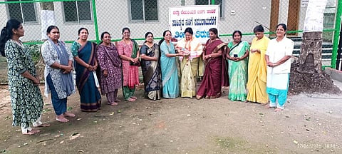 ಹಾಸನದ ಮಹಾರಾಜ ಪಾರ್ಕ್ ಆವರಣದಲ್ಲಿ ಆಯೋಜಿಸಿದ್ದ ಕಾರ್ಯಕ್ರಮದಲ್ಲಿ ಗಣ್ಯರು ಪಾಲ್ಗೊಂಡಿದ್ದರು. ರಾಜೇಶ್ವರಿ ಹುಲ್ಲೇನಹಳ್ಳಿ, ಜಯಂತಿ ಚಂದ್ರಶೇಖರ್, ಶೈಲಜಾ ಹಾಸನ್, ಭಾರತಿ ಹಾದಿಗೆ, ಬಿ.ಟಿ.ರತ್ನಮ್ಮ , ಯಮುನಾ, ಕೆ.ಸಿ.ಗೀತಾ ಇತರರಿದ್ದರು.