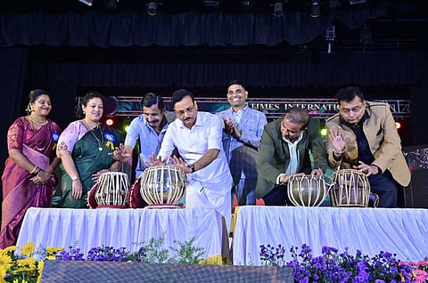 ಹಾಸನ ನಗರದ ಹಾಸನಾಂಬ ಕಲಾಕ್ಷೇತ್ರದಲ್ಲಿ ವಿಜಯನಗರ ಬಡಾವಣೆಯಲ್ಲಿರುವ ಟೈಮ್ಸ್ ಅಂತರಾಷ್ಟ್ರೀಯ ಶಾಲೆಯ ವತಿಯಿಂದ ನಡೆದ ಟೈಮ್ಸ್ ಸಂಭ್ರಮ ಶಾಲಾ ವಾರ್ಷಿಕೋತ್ಸವವನ್ನು ಗಣ್ಯರು ಉದ್ಘಾಟಿಸಿದರು. ಡಾ.ಎಂ.ಸಿ.ರಂಗಸ್ವಾಮಿ, ಬಿ.ಕೆ. ಗಂಗಾಧರ, ಶ್ರೀನಿವಾಸ್, ಲೋಕೇಶ್, ಬ್ಲೆಸ್ಸಿ ಶ್ಯಾಮ್, ಕಾವ್ಯಶ್ರೀ, ನಳಿನಾಕ್ಷಿ, ಅರ್ಜುನ್ ಇತರಿದ್ದರು.