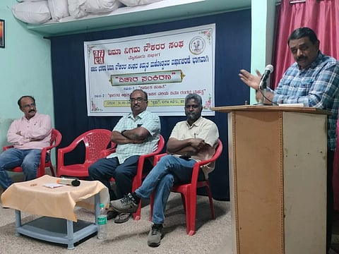 ಹಾಸನದ ಸಿಐಟಿಯು ಕಚೇರಿ ಶ್ರಮದಲ್ಲಿ ವಿಮಾ ನಿಗಮ ನೌಕರರ ಸಂಘ ಮೈಸೂರು ವಿಭಾಗದಿಂದ ಆಯೋಜಿಸಿದ ವಿಚಾರ ಸಂಕಿರಣದಲ್ಲಿ ಎಸ್.ಕೆ.ರಾಮು ಮಾತನಾಡಿದರು. ಧರ್ಮೇಶ್, ವಿಶ್ವನಾಥ್ ಇತರರಿದ್ದರು. 