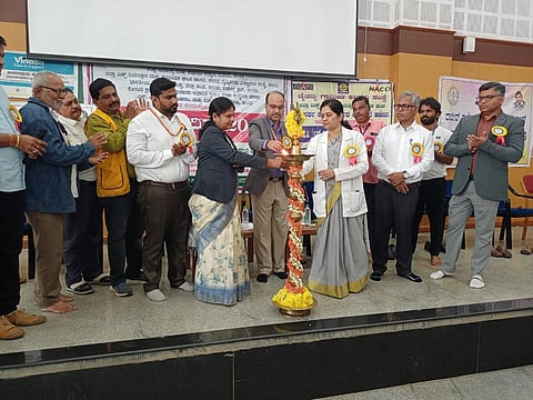 ಹಾಸನ ವೈದ್ಯಕೀಯ ವಿಜ್ಞಾನಗಳ ಸಂಸ್ಥೆಯಲ್ಲಿ ಆಯೋಜಿಸಿದ್ದ ವಿಶ್ವ ಏಡ್ಸ್ ದಿನದ ಕಾರ್ಯಕ್ರಮವನ್ನು ಹಿರಿಯ ಸಿವಿಲ್ ನ್ಯಾಯಾಧೀಶೆ ಜಿ.ಕೆ.ದಾಕ್ಷಾಯಿಣಿ ಉದ್ಘಾಟಿಸಿದರು. ಡಾ.ರಾಜಣ್ಣ, ಡಾ.ಶಿವರಾಜ್, ಡಾ.ಸಿ.ವಿ.ಕವಿತಾ, ಡಾ. ಕೆ.ಯು.ರಾಘವೇಂದ್ರ ಪ್ರಸಾದ್ ಇತರಿದ್ದರು.