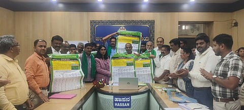  ಕರ್ನಾಟಕ ರೈತ ಸುರಕ್ಷಾ ಪ್ರಧಾನ ಮಂತ್ರಿ ಫಸಲ್ ಭೀಮಾ (ವಿಮಾ) ಯೋಜನೆ ಮಾಹಿತಿಯ ಕರಪತ್ರ , ರೈತರ ಬೆಳೆ ಸಮೀಕ್ಷೆಯ ಆ್ಯಪ್ ಕುರಿತಾದ ಕರಪತ್ರ, ಬೆಳೆ ವಿಮಾ ಯೋಜನೆಯ ಪೋಸ್ಟರನ್ನು ನಗರದ ಜಿಲ್ಲಾಧಿಕಾರಿ ಕಚೇರಿಯಲ್ಲಿ ಬಿಡುಗಡೆ ಮಾಡಲಾಯಿತು. ಲತಾ ಕುಮಾರಿ, ರಮೇಶ್, ಯೋಗೇಶ್, ಹುಲ್ಲುಮನಿ ತಿಮ್ಮಣ್ಣ, ಮೂರ್ತಿ, ಮಂಜುನಾಥ್ ಇತರರಿದ್ದರು. 