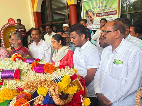 ಕೆ.ಟಿ.ಶಿವಪ್ರಸಾದ್ ಅವರ ಅಂತಿಮ ದರ್ಶನವನ್ನು ಸಂಸದ ಶ್ರೇಯಸ್ ಪಟೇಲ್ ಪಡೆದರು. ನಾಯಕರಹಳ್ಳಿ ಮಂಜೇಗೌಡ, ಮುದ್ದೇಗೌಡ ಇತರರಿದ್ದರು.