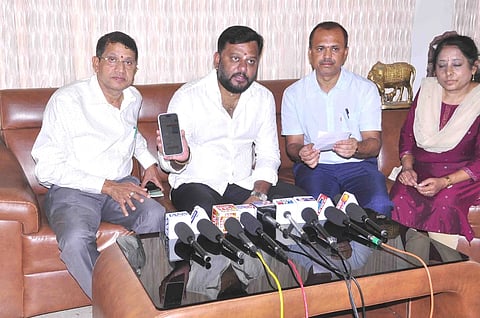 ಹಾಸನ ನಗರದ ರಿಂಗ್ ರಸ್ತೆ ಬಳಿಯ ತಮ್ಮ ನಿವಾಸದಲ್ಲೇ ಮೊಬೈಲ್ ಮೂಲಕ ಸ್ವಯಂ ನೋಂದಣಿಯನ್ನು ಶಾಸಕ ಸ್ವರೂಪ್ ಪ್ರಕಾಶ್ ಮಾಡಿ ಜನಗಣತಿಗೆ ಚಾಲನೆ ನೀಡಿದರು. ಪಾಲಿಕೆ ಆಯುಕ್ತ ಕೃಷ್ಣಮೂರ್ತಿ, ಇಂಜಿನಿಯರ್ ಸತ್ಯನಾರಾಯಣ್ ಇತರರು ಇದ್ದರು.