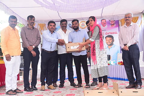 ಹಾಸನದ ಸಂತೇಪೇಟೆಯಲ್ಲಿರುವ ಪಶು ಆಸ್ಪತ್ರೆಯಲ್ಲಿ ಬುಧವಾರ ಗ್ರಾಮೀಣ ರೈತ ಮಹಿಳೆಯರಿಗೆ ಉಚಿತವಾಗಿ ಐದು ವಾರದ ನಾಟಿಕೋಳಿ ಮರಿಗಳನ್ನು ವಿತರಿಸಲಾಯಿತು. ಶಾಸಕ ಸ್ವರೂಪ್ ಪ್ರಕಾಶ್, ಡಾ.ಸುಂದರೇಶ್, ಗಿರೀಶ್, ಮಹೇಶ್, ಎಚ್.ಪಿ.ತಾರಾನಾಥ್ ಇತರರಿದ್ದರು.