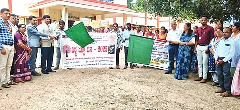 ಡೂರು ಸಾರ್ವಜನಿಕ ಆಸ್ಪತ್ರೆಯ ಆವರಣದಲ್ಲಿ ವಿಶ್ವ ಏಡ್ಸ್ ದಿನಾಚರಣೆಯ ಜಾಗೃತಿ ಅರಿವು ಜಾಥಾ ಕಾರ್ಯಕ್ರಮಕ್ಕೆ ನ್ಯಾಯಾಧೀಶ ರ್ಇಾನ್ ಚಾಲನೆ ನೀಡಿದರು. ತಹಖಲೀಲ್, ಡಾ. ಚಂದಾ, ಗುರುಮೂರ್ತಿ, ಡಾ. ಶ್ರೀನಿವಾಸ್ ಮತ್ತಿತರರಿದ್ದರು.