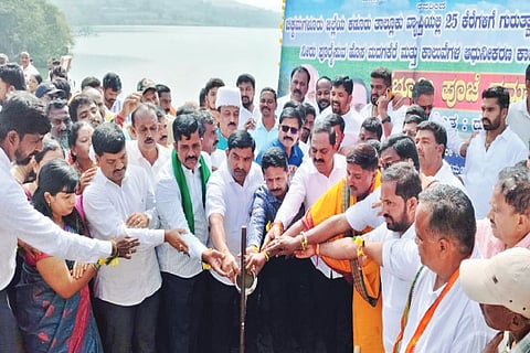 ಕಡೂರು ತಾಲೂಕಿನ ಮದಗದಕೆರೆ ಅಭಿವೃದ್ಧಿ ಕಾಮಗಾರಿಗೆ ಶಾಸಕ ಕೆ.ಎಸ್.ಆನಂದ್ ಭೂಮಿಪೂಜೆ ನೆರವೇರಿಸಿದರು. 