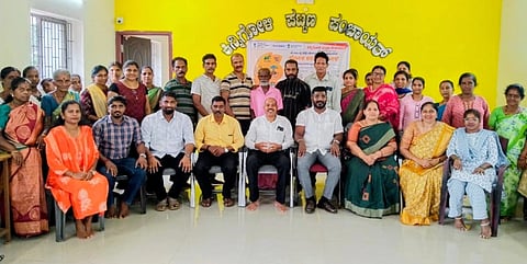ಕೇಂದ್ರ ಸರ್ಕಾರದ ಮಹತ್ವಾಕಾಂಕ್ಷೆಯ ಪಿ.ಎಂ. ಸ್ವನಿಧಿ ಯೋಜನೆಯ 6 ವರ್ಷಗಳ ಸಂಭ್ರಮಾಚರಣೆ ಅಂಗವಾಗಿ ಪಿ.ಎಂ. ಸ್ವನಿಧಿ ಲೋಕ ಕಲ್ಯಾಣ ಮೇಳ ಕಿನ್ನಿಗೋಳಿ ಪಟ್ಟಣ ಪಂಚಾಯಿತಿಯಲ್ಲಿ ನಡೆಯಿತು. ಕಿನ್ನಿಗೋಳಿ ಪಪಂ ಅಧ್ಯಕ್ಷ ಗುರುರಾಜ್ ಮಲ್ಲಿಗೆಯಂಗಡಿ, ನಗರ ಅಭಿಯಾನ ವ್ಯವಸ್ಥಾಪಕ ಅಚ್ಯುತ ನಾಯ್ಕ ಮೂಡುಬಗೆ ಮೊದಲಾದವರಿದ್ದರು.