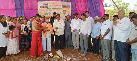 ಗಿರಿಯಾಲ, ಚನ್ನಾಪುರ ಗ್ರಾಮದಲ್ಲಿ ಯಾತ್ರಿ ನಿವಾಸ ಕಾಮಗಾರಿಗೆ ಗಣ್ಯರು ಚಾಲನೆ ನೀಡಿದರು. ಶಾಸಕ ಬಾಬಾಸಾಹೇಬ ಪಾಟೀಲ, ಸುರೇಶ ಜೋರಾಪುರ, ಗುರುಪುತ್ರಪ್ಪ ಲಂಗೋಟಿ, ಜಯಸಿದ್ಧರಾಮ ಮಾರಿಹಾಳ, ಮಧು ಯಮ್ಮಿ, ನಿಂಗವ್ವ ಪಾಟೀಲ ಇತರರಿದ್ದರು.