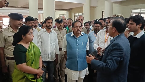 ಚನ್ನಮ್ಮನ ಕಿತ್ತೂರು ತಾಲೂಕು ಆಡಳಿತ ಸೌಧದಲ್ಲಿ ಯೋಜಿಸಿದ ಭೂ ಸುರಕ್ಷಾ ಯೋಜನೆ ಹಾಗೂ ದಾಖಲೆಗಳ ಡಿಜಿಟಲೀಕರಣವನ್ನು ಸಚಿವ ಡಾ.ಜಿ. ಪರಮೇಶ್ವರ ವೀಕ್ಷಿಸಿದರು. ಮೊಹಮ್ಮದ್ ರೋಷನ್, ಕಲಗೌಡ ಪಾಟೀಲ, ನಾನಾಸಾಹೇಬ ಪಾಟೀಲ,ಜೈಸಿದ್ಧ್ದರಾಮ ಮಾರಿಹಾಳ ಇತರರಿದ್ದರು.