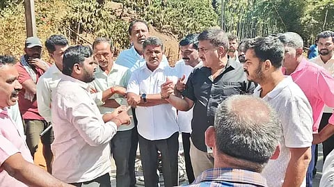 ಸಂಸೆ-ಎಳನೀರು ರಸ್ತೆ ಕಾಮಗಾರಿ ಕಳಪೆ ಹಿನ್ನೆಲೆಯಲ್ಲಿ ನಡೆಸಿದ ಪ್ರತಿಭಟನೆಯಲ್ಲಿ ಗುತ್ತಿಗೆದಾರರನ್ನು ಪ್ರಶ್ನಿಸುತ್ತಿರುವುದು.