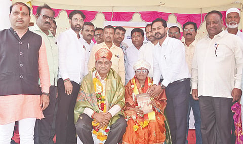 ಕಮಲನಗರ ತಾಲೂಕಿನ ಹೊರಂಡಿ ಗ್ರಾಮದ ಸರ್ಕಾರಿ ಪ್ರಾಥಮಿಕ ಶಾಲೆಯಲ್ಲಿ ಮಂಗಳವಾರ ಸರ್ಕಾರಿ ಸೇವೆಯಿಂದ ನಿವೃತ್ತಿಯಾದ ಮಂಗಲಬಾಯಿ ಬಿರಾದಾರ ಅವರಿಗೆ ಸಹೋದ್ಯೋಗಿಗಳು ಸನ್ಮಾನಿಸಿ ಬೋಳ್ಕೊಟ್ಟರು. ೇತ್ರ ಶಿಕ್ಷಣಾಧಿಕಾರಿ ವಾಗಂಬರ ಗಾಯಕವಾಡ, ಪ್ರಭುಲಿಂಗ ತೂಗಾವೆ, ಪಂಢರಿ ಆಡೆ, ಪ್ರಶಾಂತ ಮಠಪತಿ, ವಿಜಯಕುಮಾರ ಬಿರಾದಾರ, ಬಸವರಾಜ ಮಹಾಜನ, ಪ್ರಭು ತಟಪಟ್ಟಿ, ವಿದ್ಯಾಸಾಗರ ಪಾಂಚವರೆ, ವಿವೇಕ ಢಗೆ  ಇತರರಿದ್ದರು.