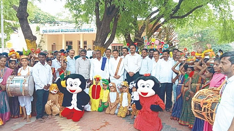 ಮಮದಾಪುರ ಗ್ರಾಮದಲ್ಲಿ ಶಾಲಾ ಪ್ರಾರಂಭೋತ್ಸವದ ಅಂಗವಾಗಿ ಹಮ್ಮಿಕೊಂಡಿದ್ದ ಮೆರವಣಿಗೆಗೆ ಗಣ್ಯರು ಚಾಲನೆ ನೀಡಿದರು. ಡಾ. ಸಿದ್ದಲಿಂಗ ದೇವರು, ಡಾ.ಮೋಹನ ಭಸ್ಮೆ, ಪರಶುರಾಮ ಸ್ತೆ ಇತರರಿದ್ದರು.