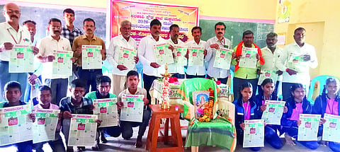 ಮಕ್ಕಳಗೇರಿ ಗ್ರಾಮದ ಸರ್ಕಾರಿ ಪ್ರೌಢಶಾಲೆ ಎಸ್ಸೆಸ್ಸೆಲ್ಸಿ ವಿದ್ಯಾರ್ಥಿಗಳಿಗೆ ವಿಜಯವಾಣಿ ‘ವಿದ್ಯಾರ್ಥಿ ಉದ್ಯೋಗ ಮಿತ್ರ’ ಸಂಚಿಕೆ ವಿತರಿಸಲಾಯಿತು. ಎಸ್.ವಿ.ಕುಲಕರ್ಣಿ, ಬಸವರಾಜ ದಂಡಿನ, ಎಸ್.ಜಿ.ವಲ್ಯಾಪುರ, ರಮೇಶ ಬಚ್ಚನವರ ಇತರರಿದ್ದರು.