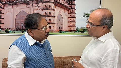 ಬೆಳಗಾವಿ ನಗರದಲ್ಲಿ ಬುಧವಾರ ಡಾ.ಜಿ.ಪರಮೇಶ್ವರಗೆ ಮಹಾಂತೇಶ ಕವಟಗಿಮಠ ಮನವಿ ಸಲ್ಲಿಸಿ ಚರ್ಚಿಸಿದರು.