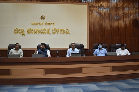 ಬೆಳಗಾವಿ ನಗರದ ಜಿಪಂ ಸಭಾಂಗಣದಲ್ಲಿ ಶನಿವಾರ ನಡೆದ ವಿವಿಧ ಇಲಾಖೆಗಳ ಪ್ರಗತಿ ಪರಿಶೀಲನಾ ಸಭೆಯಲ್ಲಿ ರಾಹುಲ ಶಿಂಧೆ ಮಾತನಾಡಿದರು.  ರವಿ ಬಂಗಾರೆಪ್ಪನವರ,  ಬಸವರಾಜ ಹೆಗ್ಗನಾಯಕ, ಬಸವರಾಜ ಅಡವಿಮಠ ಇತರರಿದ್ದರು.