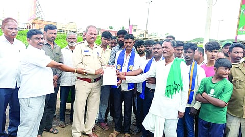 ಸಿಸಿ ಕ್ಯಾಮರಾ ಸ್ಥಳಾಂತರಿಸುವಂತೆ ಆಗ್ರಹಿಸಿ ಎಎಸ್‌ಐಗೆ ಎಂ.ಕೆ.ಹುಬ್ಬಳ್ಳಿ ದಸಂಸ ಪದಾಧಿಕಾರಿಗಳು ಹಾಗೂ ರೈತರು ಮನವಿ ಸಲ್ಲಿಸಿದರು. ರಾಜಶೇಖರ ಹಿಂಡಲಗಿ, ಭೀಮಪ್ಪ ಗುಡೆನ್ನವರ ಇತರರಿದ್ದರು.