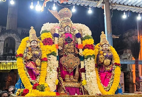 ಮೇಲುಕೋಟೆಯ ಚೆಲುವನಾರಾಯಣಸ್ವಾಮಿಯ ರಾಜಮುಡಿ ಕಿರೀಟಧರಿಸಿ ಉತ್ಸವ ನೆರವೇರಿಸಲಾಯಿತು.