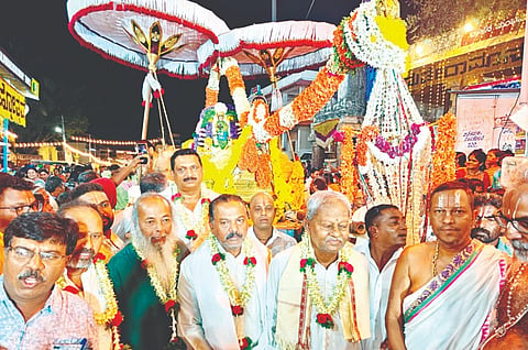 ಮೇಲುಕೋಟೆ ಚೆಲುವನಾರಾಯಣಸ್ವಾಮಿಗೆ ರಾಮಾನುಜಾಚಾರ್ಯರು ನೇಮಿಸಿದ ಪದ್ಧತಿಯಂತೆ ಮಹಾರಥೋತ್ಸವ ನಡೆದ ಮಂಗಳವಾರ ರಾತ್ರಿ ಹರಿಜನರ ಸೇವೆಯಾದ ಪುಷ್ಪಾಲಂಕೃತ ಬಂಗಾರದ ಪಲ್ಲಕ್ಕಿ ಉತ್ಸವವನ್ನು ಹರಿಜನರು ಶ್ರದ್ಧಾಭಕ್ತಿಂದ ನೆರವೇರಿಸಿದರು. 