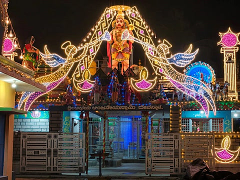 ಮೇಲುಕೋಟೆಯಿಂದ ಪಾಂಡವಪುರದವರೆಗಿನ ಬೆಳ್ಳಾಳೆ ಬನಘಟ್ಟ ಹೊಸೂರು ಗ್ರಾಮಗಳ ಹನುಮನ ದೇವಾಲಯಗಳ ಬಳಿ ಮಾಡಿರುವ ಆಕರ್ಷಕ ವಿದ್ಯುತ್ ದೀಪಾಲಂಕಾರ.