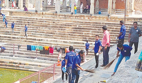 ಪಾಂಡವಪುರ ವಿಜಯ ಪ್ರಥಮದರ್ಜೆ ಕಾಲೇಜಿನ ಎನ್‌ಎಸ್‌ಎಸ್ ಶಿಬಿರಾರ್ಥಿಗಳು ಮೇಲುಕೋಟೆ ಕಲ್ಯಾಣಿಯಲ್ಲಿ ಸ್ವಚ್ಛಗೊಳಿಸಿದರು. 