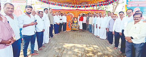 ಮಳವಳ್ಳಿ ಪಟ್ಟಣದ ಸಾರಿಗೆ ಬಸ್ ನಿಲ್ದಾಣದ ಮುಂಭಾಗ ಬುಧವಾರ ಸರ್ವ ಸಮುದಾಯ ಹಾಗೂ ಸಂಘಟನೆಗಳ ಸಹಯೋಗದಲ್ಲಿ ತ್ರಿವಿಧ ದಾಸೋಹಿ ಲಿಂಗ್ಯಕ್ಯ ಶ್ರೀ ಶಿವಕುಮಾರ ಸ್ವಾಮೀಜಿ ಭಾವಚಿತ್ರಕ್ಕೆ ಪೂಜೆ ಸಲ್ಲಿಸುವ ಮೂಲಕ ಶ್ರೀಗಳ ಜಯಂತಿ ಆಚರಿಸಲಾಯಿತು. ತೊಟ್ಟಿಮನೆ ಚನ್ನಪ್ಪ, ವಿಶ್ವಾಸ್,  ಗಜೇಂದ್ರ, ಪರಶಿವಮೂರ್ತಿ, ಎವಿಟಿ ಕುಮಾರ್, ಮಲ್ಲೇಶ್, ಕೃಷ್ಣಶೆಟ್ಟಿ, ಸುರೇಶ್, ನಂದೀಶ್ ಇದ್ದರು. 