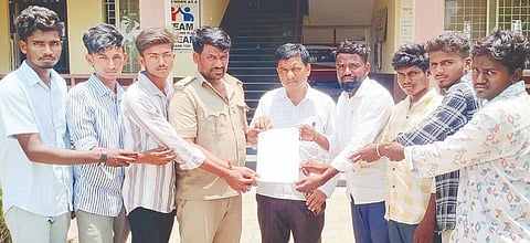 ಮಾನ್ವಿ ಪಟ್ಟಣದ ಸಾರಿಗೆ ಡಿಪೋದಲ್ಲಿ ವ್ಯವಸ್ಥಾಪಕ ನಾಗರಾಜಗೆ ದಲಿತ ವಿದ್ಯಾರ್ಥಿ ಪರಿಷತ್ ತಾಲೂಕು ಘಟಕ ಸೋಮವಾರ ಮನವಿ ಸಲ್ಲಿಸಿತು. ತಾಲೂಕು ಅಧ್ಯಕ್ಷ ಬಂಡೆಗುರು, ಪೀರ್‌ಬಾಷಾ, ಮಹಾಂತೇಶ್, ಪುನೀತ್, ನಿಂಗಯ್ಯ, ಬಸವರಾಜ ಇದ್ದರು. 