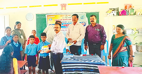 ಮಾಯಕೊಂಡ ಕೆಪಿಎಸ್ ಶಾಲೆಯ ಬಾಲಕಿಯರ ಪ್ರಾಥಮಿಕ ವಿಭಾಗದಲ್ಲಿ ಸೋಮವಾರ ಪಠ್ಯಪುಸ್ತಕ ವಿತರಿಸಲಾಯಿತು. ಡಯಟ್ ಉಪನ್ಯಾಸಕ ಬಿ. ರೇವಣಸಿದ್ದಪ್ಪ, ಪತ್ರಕರ್ತ ಕೃಷ್ಣಮೂರ್ತಿ ಪಿ.ಎಚ್., ಹಿರಿಯ ಶಿಕ್ಷಕ ಮಹದೇವಪ್ಪ, ಪಿ. ಬಿಂಧು, ರೂಪಾ, ವಿಶಾಲಾ, ಕಲ್ಲೇಶ್, ಸಿದ್ದಪ್ಪ ಇತರರು ಇದ್ದರು. education