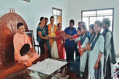ಎನ್.ಆರ್.ಪುರದಲ್ಲಿ ಬಸ್ತಿಮಠದ ಶ್ರೀ ಲಕ್ಷ್ಮೀಸೇನ ಭಟ್ಟಾರಕ ಸ್ವಾಮೀಜಿ ವಿದ್ಯಾರ್ಥಿಗಳಿಗೆ ಗುರು ಪೂರ್ಣಿಮೆ ಮಹತ್ವದ ಬಗ್ಗೆ ಆಶೀರ್ವಚನ ನೀಡಿದರು. 