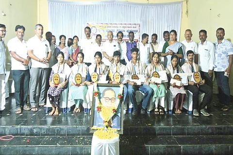 ಎನ್.ಆರ್.ಪುರದಲ್ಲಿ ಆಯೋಜಿಸಿದ್ದ ಜಿಲ್ಲಾಮಟ್ಟದ ಪ್ರತಿಭಾ ಪುರಸ್ಕಾರ ಕಾರ್ಯಕ್ರಮದಲ್ಲಿ ವಿದ್ಯಾರ್ಥಿಗಳನ್ನು ಸನ್ಮಾನಿಸಲಾಯಿತು.  
