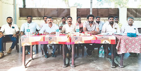  ಪೊನ್ನಂಪೇಟೆಯ ನಂದೀಶ್ವರ ಆಟೋ ಚಾಲಕರ ಸಂಘದ ವಾರ್ಷಿಕ ಮಹಾಸಭೆಯಲ್ಲಿ ಅಜ್ಜಿಕುಟ್ಟೀರ ಪೊನ್ನಪ್ಪ, ಚಮ್ಮಟ್ಟೀರ ಶಾಂತ, ಸುರೇಶ್, ಮಂಜು ಹಾಗೂ ಇತರರಿದ್ದರು.