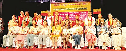  ತರಾಸು ಮತ್ತು ಎಂ.ರಾಮಮೂರ್ತಿ ಪ್ರಶಸ್ತಿಗೆ ಭಾಜನರಾದ ಪೊನ್ನಂಪೇಟೆಯ ಸಿಐಪಿಯು ಕಾಲೇಜಿನ ವಿದ್ಯಾರ್ಥಿಗಳು.