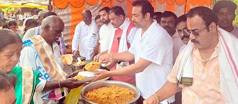 ಜಿಪಂ ಮಾಜಿ ಅಧ್ಯಕ್ಷ Fare ತೂಪಲ್ಲಿ ಆರ್​.ನಾರಾಯಣಸ್ವಾಮಿ ಅನ್ನಸಂತರ್ಪಣೆಗೆ ಚಾಲನೆ ನೀಡಿದರು.