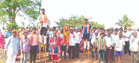 ಸಾವಳಗಿ ಗ್ರಾಮದ ಭಕ್ತರು ಶ್ರೀಶೈಲಕ್ಕೆ ಪಾದಯಾತ್ರೆ ಕೈಗೊಂಡರು. ರವಿಕುಮಾರ ಮಗದುಮ್ಮ, ವೀರಭದ್ರ ದಂಡಿನ, ಶಿವಾನಂದ ಕೋಟಬಾಗಿ, ಆನಂದ ಸಣ್ಣಕ್ಕಿ, ಶಂಕರ ಹಿರೇಮಠ, ರಮೇಶ ಮಗದುಮ್ಮ, ಭರಮ ಗುಂಡಕಲ್ಲ ಇತರರಿದ್ದರು.