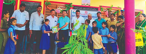 ಹಿರೇಉಳ್ಳಿಗೇರಿ ಸರ್ಕಾರಿ ಪ್ರಾಥಮಿಕ ಶಾಲೆಯಲ್ಲಿ ಶಾಲಾ ಪ್ರಾರಂಭೋತ್ಸವದ ಅಂಗವಾಗಿ ತಾಪಂ ಇಒ ಆನಂದ ಬಡಕುಂದ್ರಿ ಮಕ್ಕಳಿಗೆ ಪಠ್ಯಪುಸ್ತಕ ವಿತರಿಸಿದರು. ಬಿಇಒ ಅಕ್ಬರಲಿ ಖಾಜಿ, ಶಿವಮೂರ್ತಿ ಸಂಪಗಾವಿ, ಎಸ್.ಡಿ.ಮುದರಡ್ಡಿ ಇತರರಿದ್ದರು. 