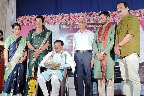ಸಾಗರದಲ್ಲಿ ಏರ್ಪಡಿಸಿದ್ದ ನಾದವೈಭವ ಕಾರ್ಯಕ್ರಮದಲ್ಲಿ ರಾಜ್ಯೋತ್ಸವ ಪ್ರಶಸ್ತಿ ಪುರಸ್ಕೃತ ತಬಲ ವಾದಕ ಪಂಡಿತ್ ಮಡಿವಾಳಯ್ಯ ಸಾಲಿ ಅವರನ್ನು ಸನ್ಮಾನಿಸಲಾಯಿತು. ಮೈತ್ರಿ ಪಾಟೀಲ್, ವಿದುಷಿ ಚೇತನ ರಾಜೀವ್, ಡಾ. ರಾಘವೇಂದ್ರ, ಜಿ.ಆರ್.ಪಂಡಿತ್ ಇತರರಿದ್ದರು.