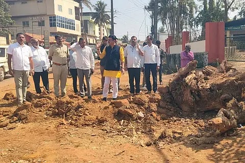 ಮಾರಿ ಜಾತ್ರೆ ಹಿನ್ನೆಲೆಯಲ್ಲಿ ಸಾಗರದ ಬಿ.ಎಚ್.ರಸ್ತೆಯಲ್ಲಿ ಕೈಗೊಂಡಿದ್ದ ಸ್ವಚ್ಛತಾ ಕಾರ್ಯವನ್ನು ಶಾಸಕ ಗೋಪಾಲಕೃಷ್ಣ ಬೇಳೂರು ಪರಿಶೀಲಿಸಿದರು. ಸುರೇಶ ಬಾಬು, ವಿಲ್ಸನ್ ಗೋನ್ಸಾಲ್ವಿಸ್, ರವಿಕುಮಾರ್ ಇತರರಿದ್ದರು.