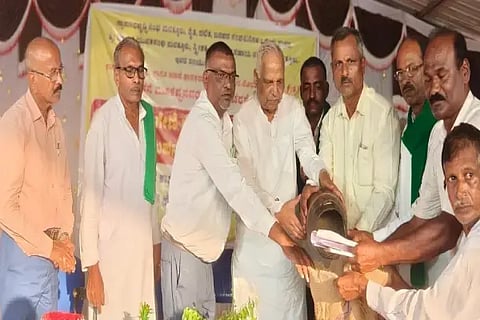 ಸಾಗರ ಸಮೀಪದ ಮರತ್ತೂರು ಗ್ರಾಮದಲ್ಲಿ ಆಯೋಜಿಸಿದ್ದ ಕಾಗೋಡು ಚಳವಳಿ ನೆನಪು ಕಾರ್ಯಕ್ರಮವನ್ನು ಚೀಲಕ್ಕೆ ಧಾನ್ಯ ಸುರಿಯುವ ಮೂಲಕ ಉದ್ಘಾಟಿಸಲಾಯಿತು. ಕಾಗೋಡು ತಿಮ್ಮಪ್ಪ, ಎನ್.ಶಿವಾನಂದ್ ಕುಗ್ವೆ, ಪ್ರೊ. ರಾಚಪ್ಪ, ಮಂಜಪ್ಪ ಎಂ.ಬಿ.ಹೊಯ್ಸಳ, ನಾಗರಾಜ್ ಆಲಳ್ಳಿ ಇತರರಿದ್ದರು.