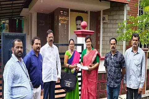 ಸಾಗರದ ಅಣಲೆಕೊಪ್ಪ ಬಡಾವಣೆಯಲ್ಲಿ ಮತದಾರರ ಪಟ್ಟಿ ವಿಶೇಷ ಪರಿಷ್ಕರಣೆ ಕಾರ್ಯಕ್ರಮದಲ್ಲಿ ಹರತಾಳು ಹಾಲಪ್ಪ, ದೇವೇಂದ್ರಪ್ಪ, ಗಣೇಶ್‌ಪ್ರಸಾದ್, ಮೈತ್ರಿ ಪಾಟೀಲ್, ಬಿ.ಟಿ.ರವೀಂದ್ರ ಇದ್ದರು.