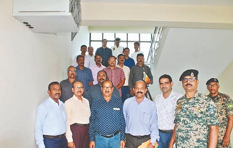 ಭಾರತೀಯ ಸೇನೆಯಲ್ಲಿ ಸೇವೆ ಸಲ್ಲಿಸಿ ಸ್ವಗ್ರಾಮಕ್ಕೆ ಮರಳಿದ ಯೋಧ ವೀರೇಶಯ್ಯ ಅವರನ್ನು ಗುಳೇದಹಳ್ಳಿ ಗ್ರಾಮಸ್ಥರು ಸ್ವಾಗತಿಸಿದರು. ಕುಮಾರಸ್ವಾಮಿ, ಟಿ.ಎಂ.ಕೊಟ್ರಯ್ಯ, ಮೃತ್ಯುಂಜಯ ಸ್ವಾಮಿ, ಟಿ.ಎಂ.ರಾಜು ಇತರರಿದ್ದರು.