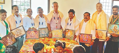 ಆನವಟ್ಟಿಯ ಚಾಮರಾಜ ಬಡಾವಣೆಯ ಸರ್ಕಾರಿ ಅಂಗನವಾಡಿ ಶಾಲೆಯಲ್ಲಿ ಸೇವಾ ನಿವೃತ್ತಿ ಹೊಂದಿದ ನೌಕರರನ್ನು ಸನ್ಮಾನಿಸಲಾಯಿತು. ರವೀಂದ್ರ ನಾಯಕ್​, ಬಸವರಾಜಪ್ಪ, ನಾಗಪ್ಪ, ಅರುಣ್​ ಕುಮಾರ್​ ಇತರರಿದ್ದರು. 