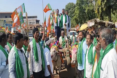 ಸೊರಬದಲ್ಲಿ ಹಮ್ಮಿಕೊಂಡಿದ್ದ ಪ್ರತಿಭಟನೆಯಲ್ಲಿ ಹರತಾಳು ಹಾಲಪ್ಪ ಎತ್ತಿನಗಾಡಿ ಏರಿ ಮೆರವಣಿಗೆ ನಡೆಸಿದರು. ಪ್ರಕಾಶ್ ಅಗಸನಹಳ್ಳಿ, ಸುರೇಶ್, ಜಾನಕಪ್ಪ, ಟಿ.ಡಿ.ಮೇಘರಾಜ್, ಸಿದ್ದಲಿಂಗಪ್ಪ ಇತರರಿದ್ದರು