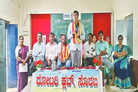 ಸೊರಬದ ಪಿಡಬ್ಲುೃಡಿ ಕಾಲನಿಯ ಸರ್ಕಾರಿ ಹಿರಿಯ ಪ್ರಾಥಮಿಕ ಶಾಲೆಯಲ್ಲಿ ರೋಟರಿ ಕ್ಲಬ್‌ನಿಂದ ಆಯೋಜಿಸಿದ್ದ ಕಾರ್ಯಕ್ರಮದಲ್ಲಿ ಡಾ. ಜ್ಞಾನೇಶ್ ಮಾತನಾಡಿದರು. ಜೆ.ಎಸ್.ಮಹಾಂತೇಶ್, ನಾಗರಾಜ್ ಗುತ್ತಿ, ದಯಾನಂದ ಕಲ್ಲೇರ ಇತರರಿದ್ದರು.