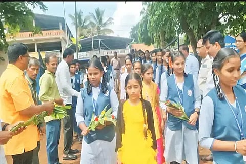 ಸೊರಬದ ಪದವಿಪೂರ್ವ ಕಾಲೇಜಿನ ಪ್ರೌಢಶಾಲೆ ವಿದ್ಯಾರ್ಥಿಗಳನ್ನು ಶಿಕ್ಷಕರು ಮತ್ತು ಎಸ್‌ಡಿಎಂಸಿ ಸದಸ್ಯರು ಹೂಗುಚ್ಛ ನೀಡಿ ಬರಮಾಡಿಕೊಂಡರು.